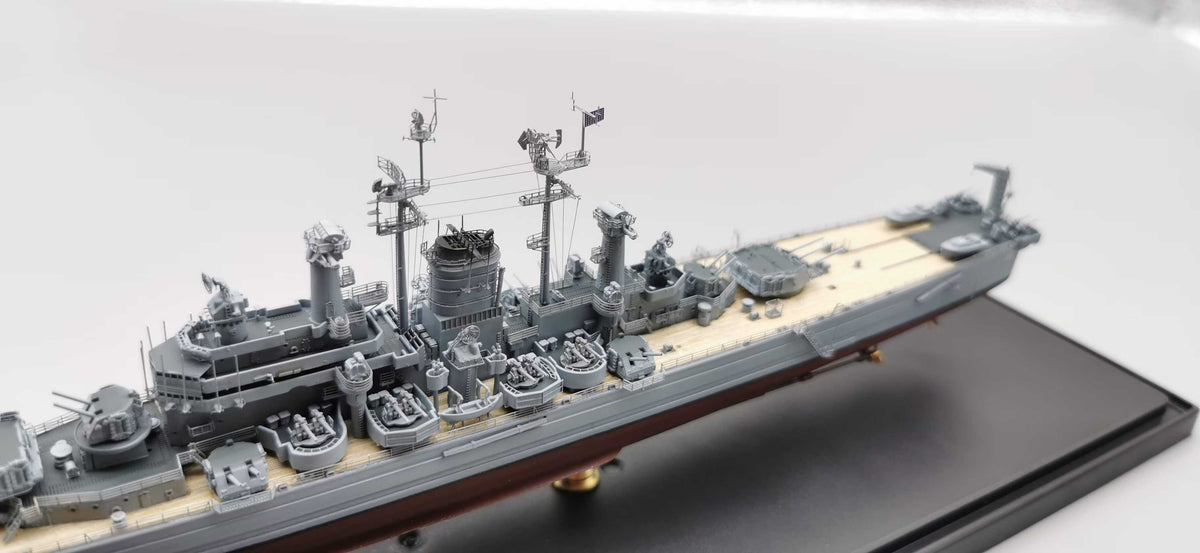 1:350 U.S. Navy USS Salem Cruiser Super Modernized Version