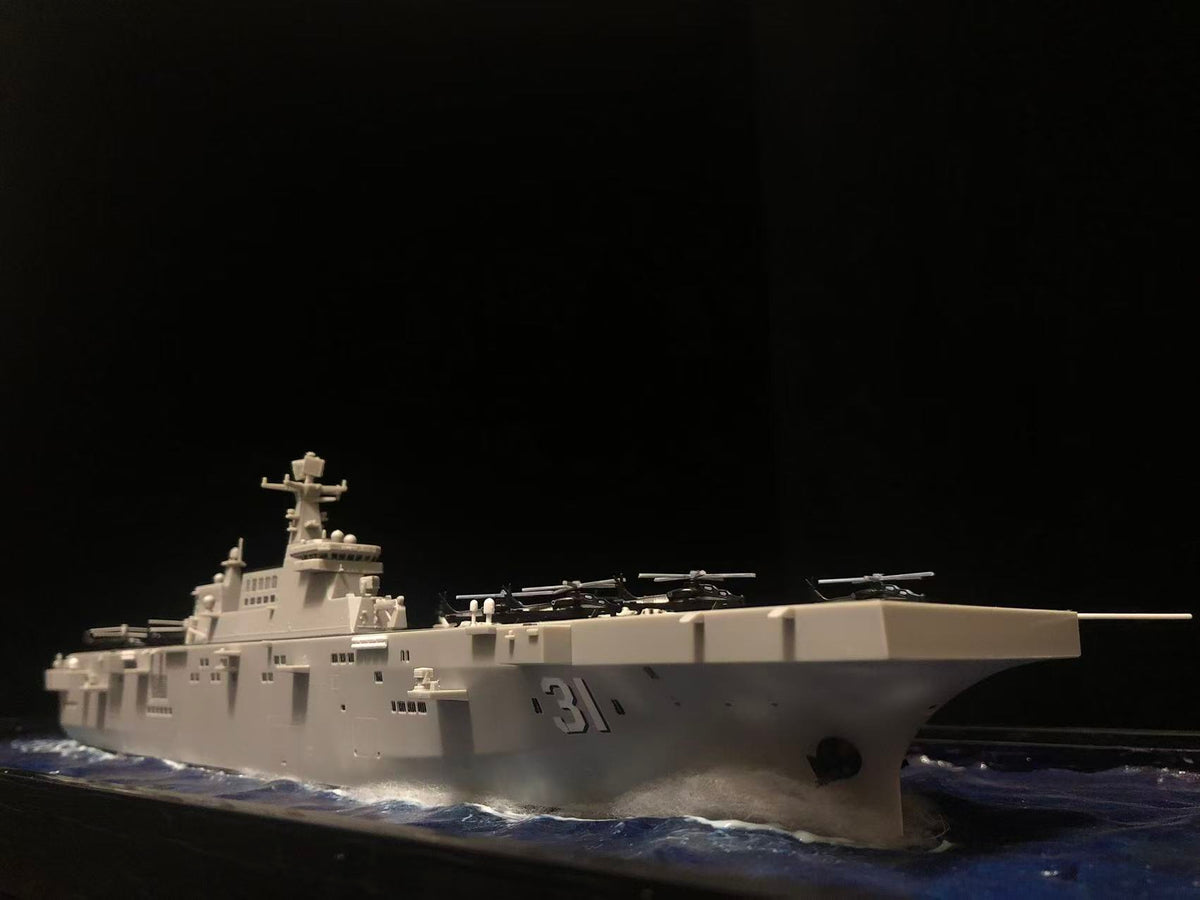 1:700 Amphibious Landing Ship Hainan Model