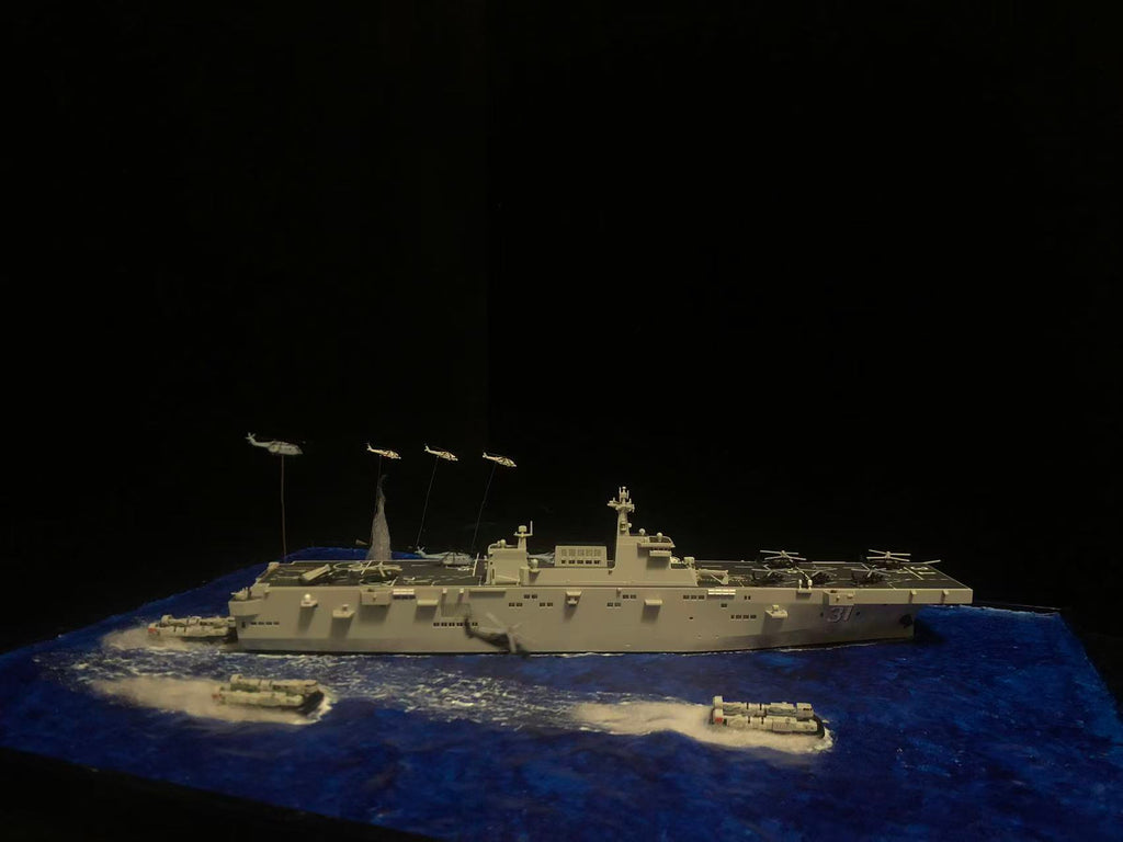 1:700 Amphibious Landing Ship Hainan Model