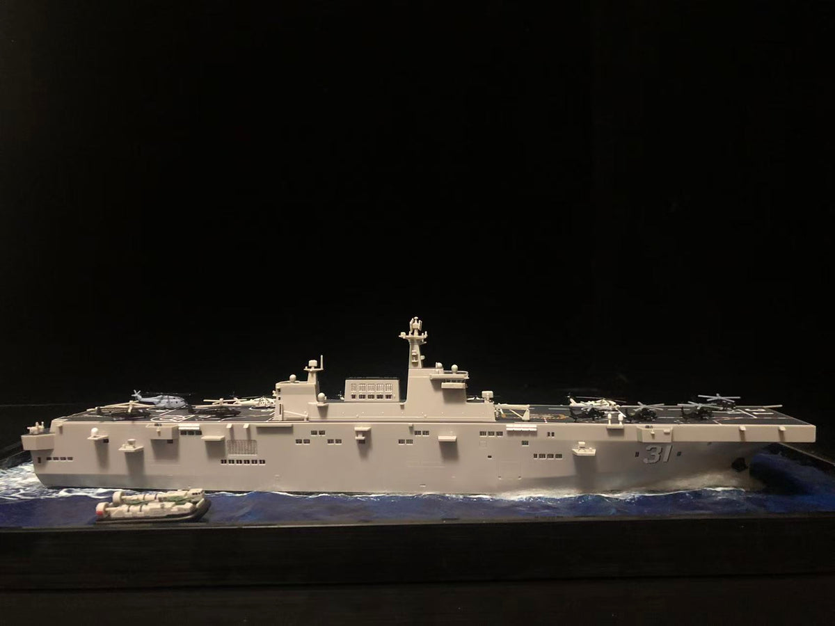 1:700 Amphibious Landing Ship Hainan Model
