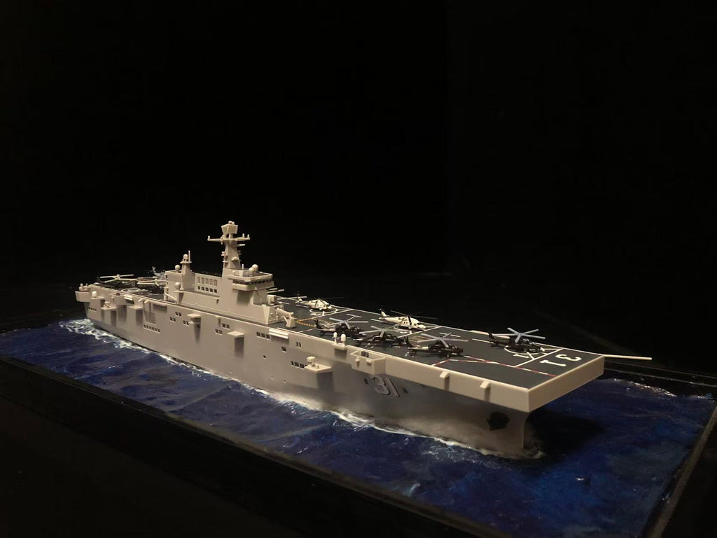 1:700 Amphibious Landing Ship Hainan Model