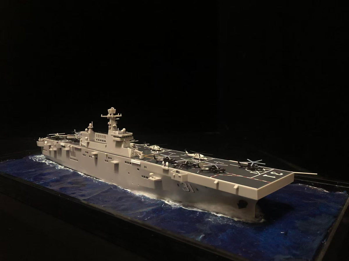 1:700 Amphibious Landing Ship Hainan Model